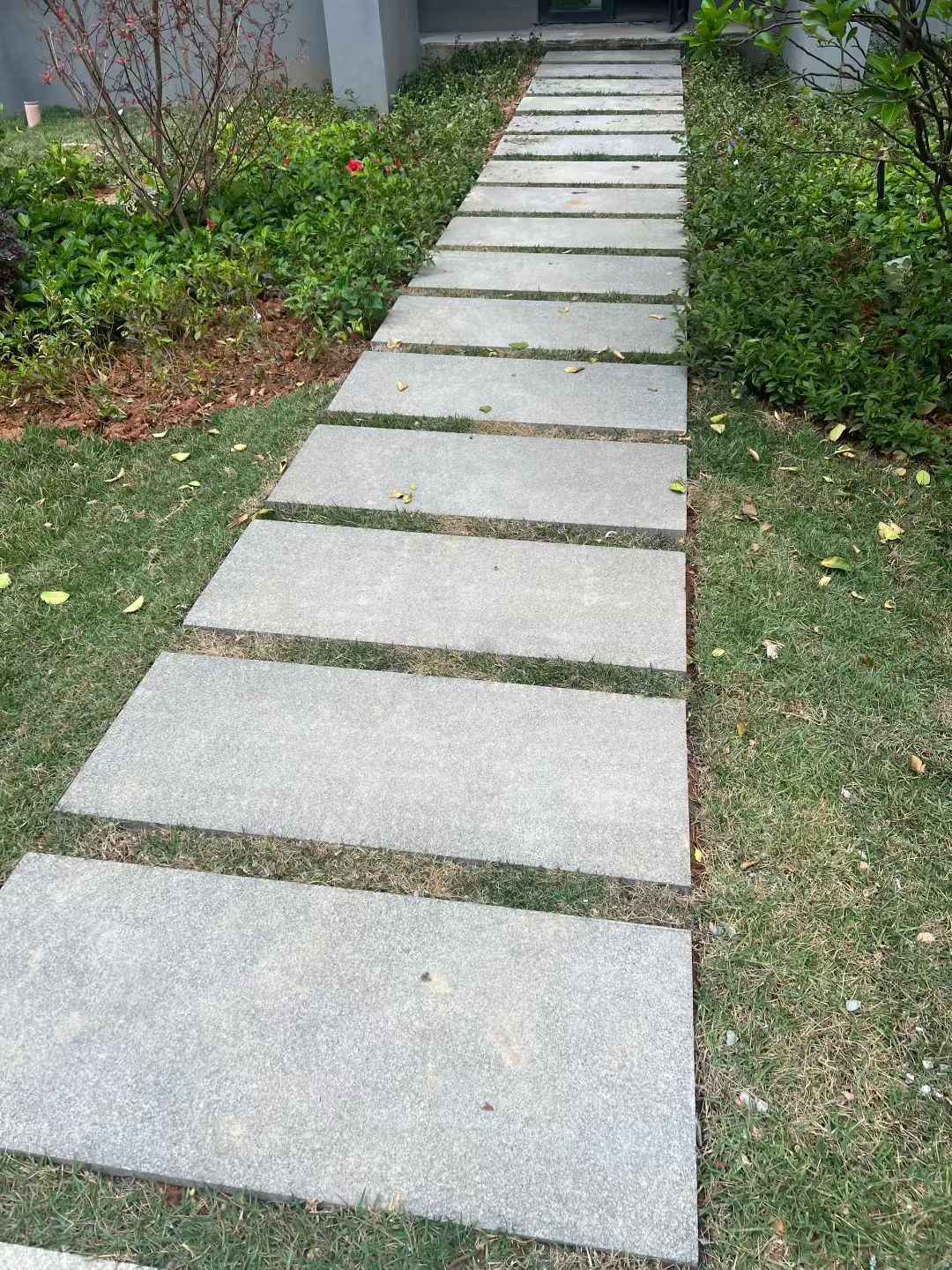 日喀则布 芝麻黑小区踏步、汀步石铺装效果