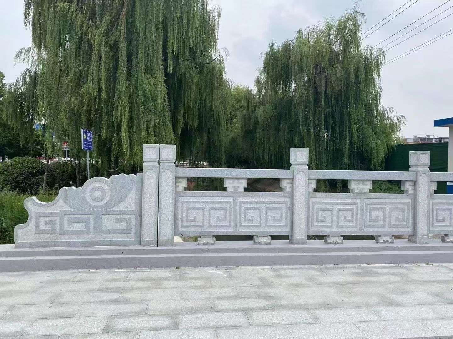 日喀则布 芝麻灰桥栏杆、河道栏杆安装效果