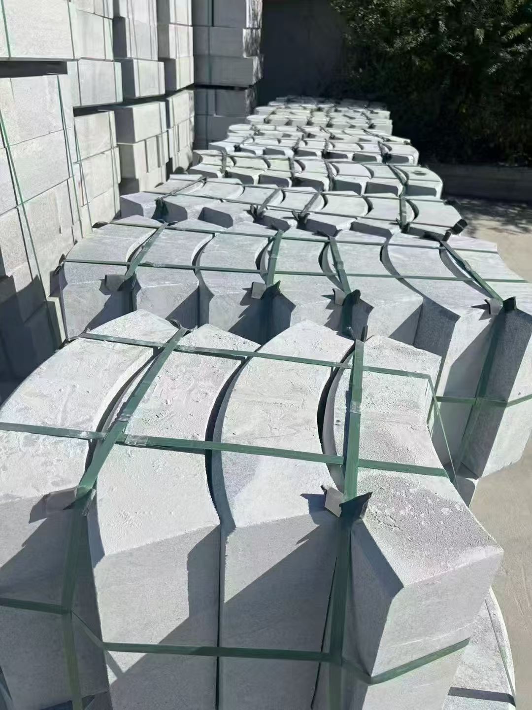 日喀则布 芝麻灰弧形路沿石